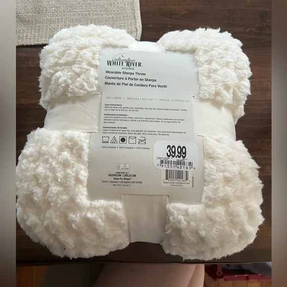 WHITE RIVER Wearable Sherpa Throw - Picture 2 of 2
